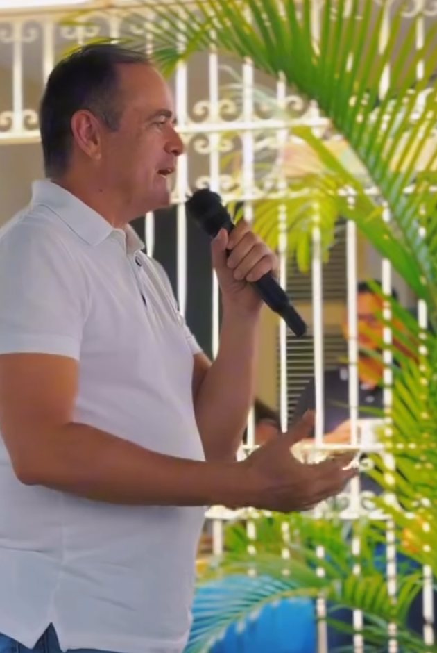 Afonso Neto fala ao microfone em encontro com agricultores