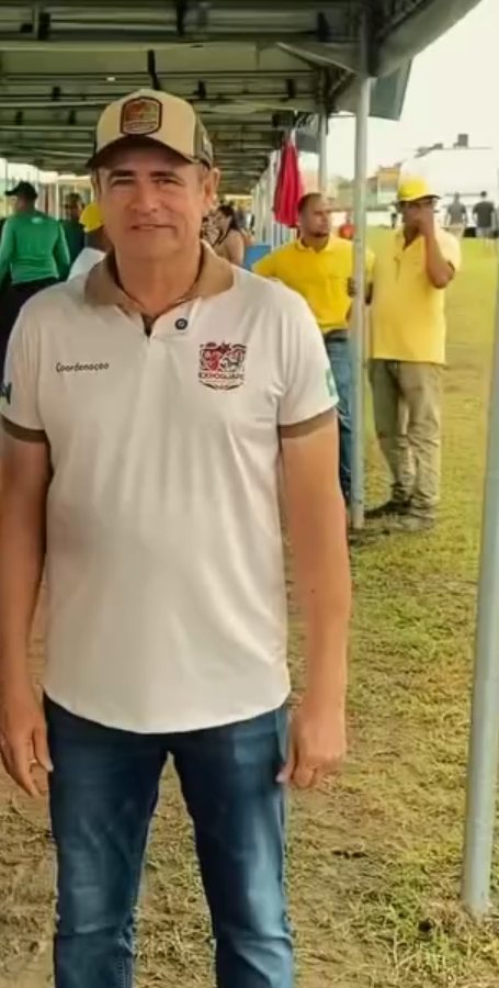 Afonso Neto de camisa polo branca e boné, no pavilhão de animais da Expoguape 2026